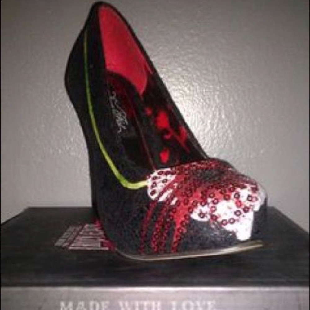 Unpaired black and red stiletto shoes